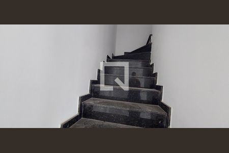 Casa à venda com 121m², 2 quartos e 2 vagas Casa à venda com 121m², 2 quartos e 2 vagasEscadas