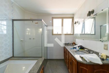 Apartamento à venda com 172m², 4 quartos e 2 vagasBanheiro da suíte