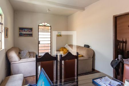 Sala de casa à venda com 4 quartos, 240m² em Tupi, Belo Horizonte