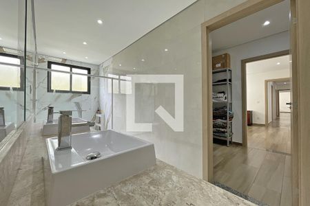 Casa de condomínio à venda com 250m², 4 quartos e 5 vagasBanheiro do Quarto 1