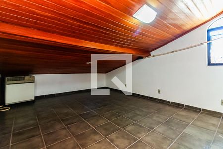 Casa à venda com 224m², 3 quartos e 2 vagasQuarto 5 - Sótão