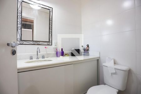 Casa de condomínio para alugar com 200m², 3 quartos e 2 vagasSuíte - banheiro - detalhes