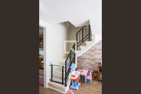 Casa de condomínio para alugar com 200m², 3 quartos e 2 vagasEscada