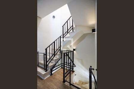 Casa de condomínio para alugar com 200m², 3 quartos e 2 vagasEscadas