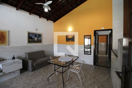 Sala de casa para alugar com 4 quartos, 123m² em Balneário Praia do Pernambuco, Guarujá