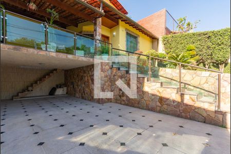 Casa à venda com 252m², 3 quartos e 4 vagas Casa à venda com 252m², 3 quartos e 4 vagasEntrada