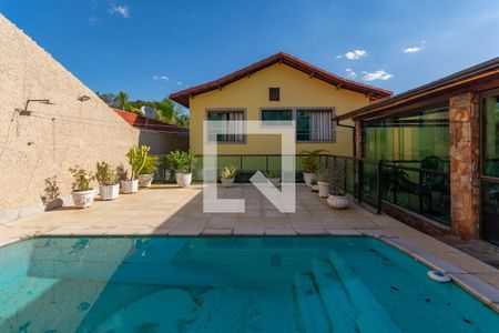 Casa à venda com 252m², 3 quartos e 4 vagas Casa à venda com 252m², 3 quartos e 4 vagasPiscina