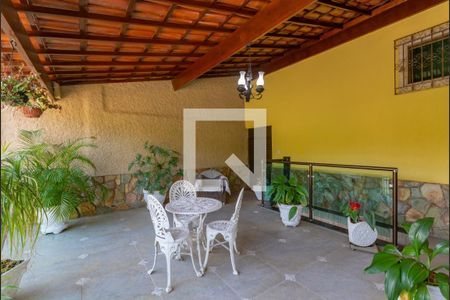 Casa à venda com 252m², 3 quartos e 4 vagas Casa à venda com 252m², 3 quartos e 4 vagasEntrada