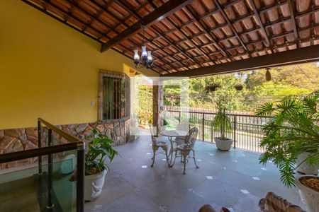 Casa à venda com 252m², 3 quartos e 4 vagas Casa à venda com 252m², 3 quartos e 4 vagasEntrada