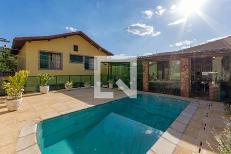 Casa à venda com 252m², 3 quartos e 4 vagas Casa à venda com 252m², 3 quartos e 4 vagasPiscina
