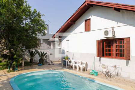 Casa à venda com 220m², 3 quartos e 2 vagas Casa à venda com 220m², 3 quartos e 2 vagasÁrea externa