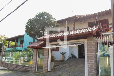 Casa à venda com 220m², 3 quartos e 2 vagas Casa à venda com 220m², 3 quartos e 2 vagasFachada
