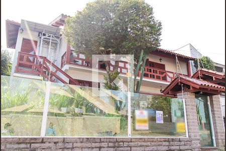 Casa à venda com 220m², 3 quartos e 2 vagas Casa à venda com 220m², 3 quartos e 2 vagasFachada