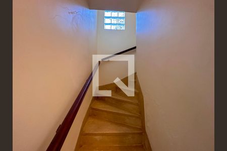Escadas de casa para alugar com 3 quartos, 180m² em Jardim Petrópolis, São Paulo