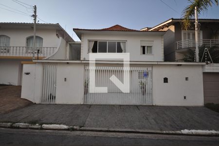 Casa à venda com 420m², 4 quartos e 8 vagas Casa à venda com 420m², 4 quartos e 8 vagasFachada