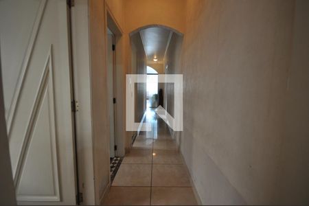 Casa à venda com 420m², 4 quartos e 8 vagasCorredor