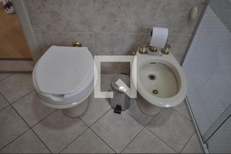 Casa à venda com 420m², 4 quartos e 8 vagasBanheiro da Suíte 2