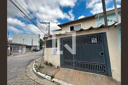 Casa à venda com 165m², 4 quartos e 2 vagas Casa à venda com 165m², 4 quartos e 2 vagasFachada