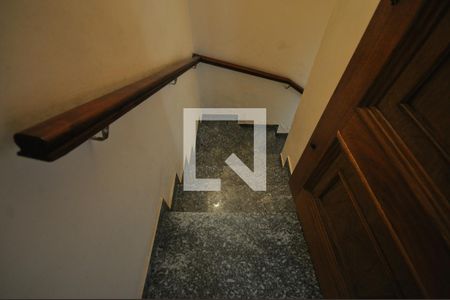 Casa para alugar com 600m², 3 quartos e 6 vagasEscada