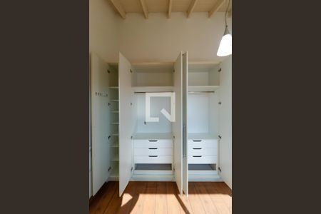 Casa à venda com 380m², 3 quartos e 8 vagasSuíte 01 - Armário