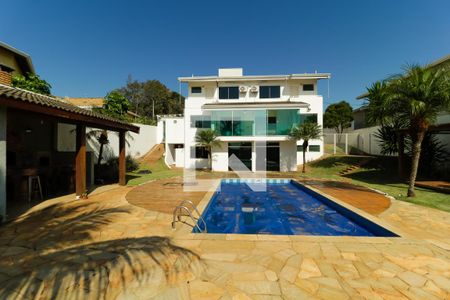 Casa à venda com 380m², 3 quartos e 8 vagasQuintal