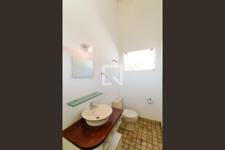 Casa à venda com 380m², 3 quartos e 8 vagasBanheiro da Suíte 01