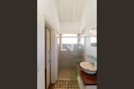 Casa à venda com 380m², 3 quartos e 8 vagasBanheiro da Suíte 01