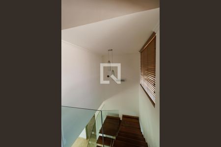 Casa à venda com 380m², 3 quartos e 8 vagasEscada