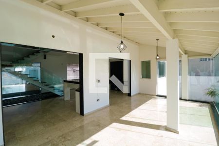 Casa à venda com 380m², 3 quartos e 8 vagasSalas