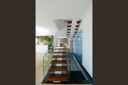 Casa à venda com 380m², 3 quartos e 8 vagasEscada