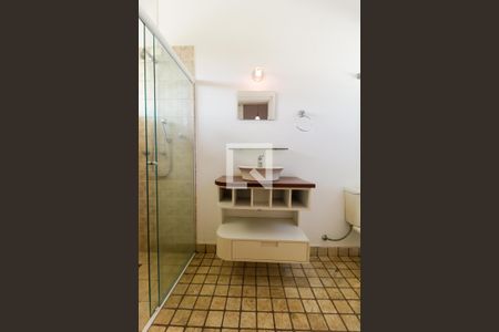 Casa à venda com 380m², 3 quartos e 8 vagasBanheiro da Suíte 01