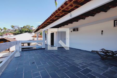 Casa à venda com 325m², 3 quartos e 2 vagas Casa à venda com 325m², 3 quartos e 2 vagasVaranda