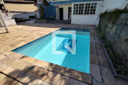 Casa à venda com 325m², 3 quartos e 2 vagas Casa à venda com 325m², 3 quartos e 2 vagasPiscina