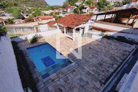 Casa à venda com 325m², 3 quartos e 2 vagas Casa à venda com 325m², 3 quartos e 2 vagasPiscina