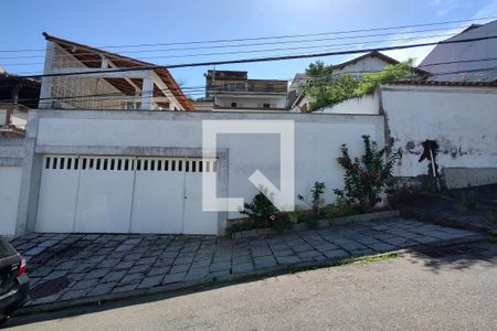 Casa à venda com 325m², 3 quartos e 2 vagas Casa à venda com 325m², 3 quartos e 2 vagasFachada