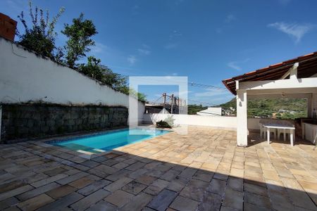 Casa à venda com 325m², 3 quartos e 2 vagas Casa à venda com 325m², 3 quartos e 2 vagasPiscina