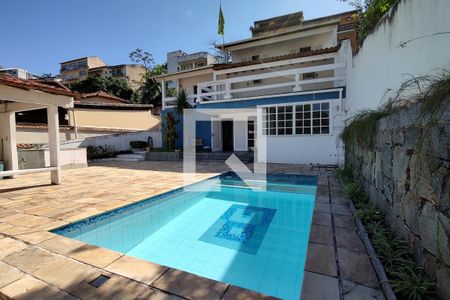Casa à venda com 325m², 3 quartos e 2 vagas Casa à venda com 325m², 3 quartos e 2 vagasPiscina