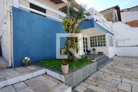 Casa à venda com 325m², 3 quartos e 2 vagas Casa à venda com 325m², 3 quartos e 2 vagasFachada