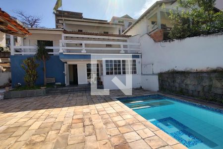 Casa à venda com 325m², 3 quartos e 2 vagas Casa à venda com 325m², 3 quartos e 2 vagasPiscina
