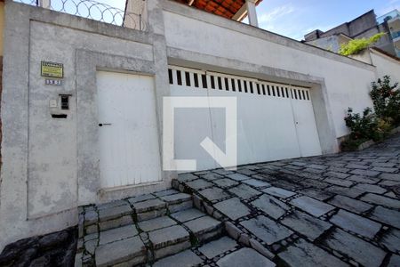 Casa à venda com 325m², 3 quartos e 2 vagas Casa à venda com 325m², 3 quartos e 2 vagasFachada