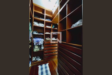 Casa à venda com 325m², 3 quartos e 2 vagas Casa à venda com 325m², 3 quartos e 2 vagasCloset da suíte