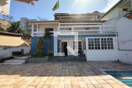 Casa à venda com 325m², 3 quartos e 2 vagas Casa à venda com 325m², 3 quartos e 2 vagasFachada