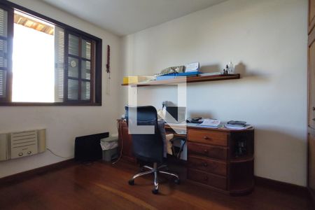 Casa à venda com 325m², 3 quartos e 2 vagas Casa à venda com 325m², 3 quartos e 2 vagasQuarto 3