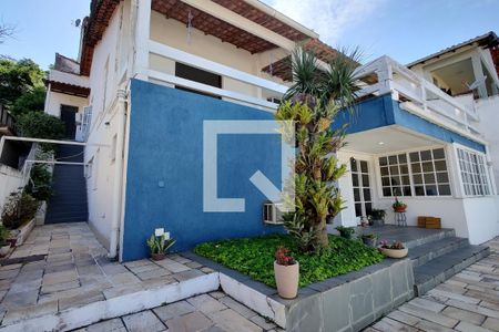 Casa à venda com 325m², 3 quartos e 2 vagas Casa à venda com 325m², 3 quartos e 2 vagasFachada