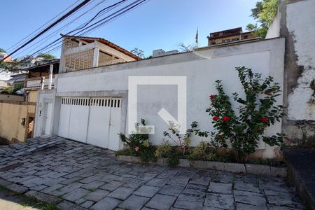 Casa à venda com 325m², 3 quartos e 2 vagas Casa à venda com 325m², 3 quartos e 2 vagasFachada