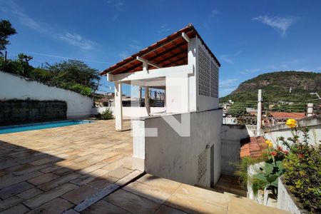 Casa à venda com 325m², 3 quartos e 2 vagas Casa à venda com 325m², 3 quartos e 2 vagasChurrasqueira