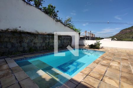 Casa à venda com 325m², 3 quartos e 2 vagas Casa à venda com 325m², 3 quartos e 2 vagasPiscina