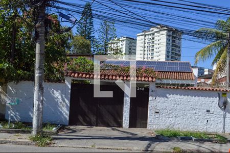 Casa à venda com 300m², 4 quartos e 6 vagasFachada 