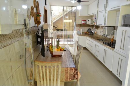 Casa à venda com 125m², 3 quartos e 2 vagas Casa à venda com 125m², 3 quartos e 2 vagasCozinha