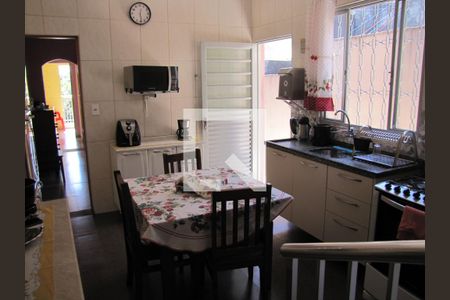 Casa à venda com 215m², 2 quartos e 2 vagasCozinha